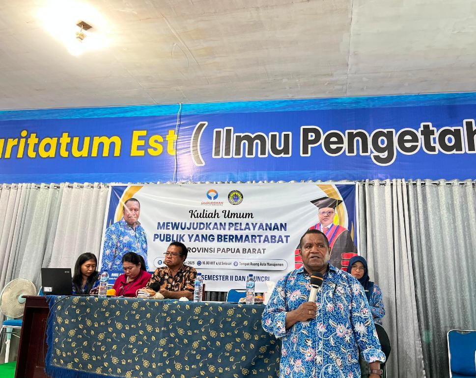 Kepala Perwakilan Ombudsman Republik Indonesia Papua Barat, Amus Atkana saat mempresentasikan materi Kepada Mahasiswa Universitas Caritas Indonesia